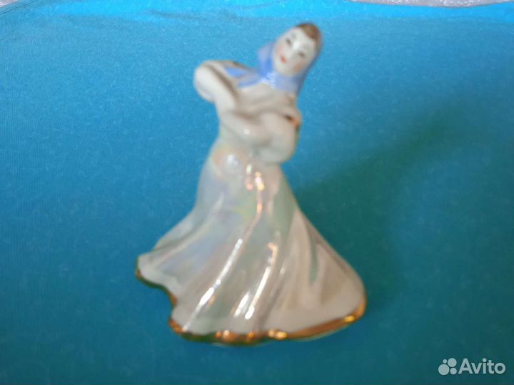 Статуэтка фарфор