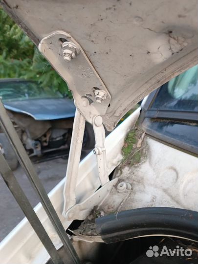 Петли капота Volkswagen Crafter 2011