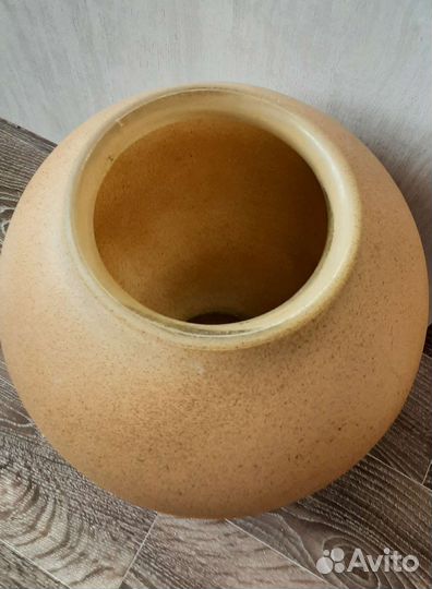 Картина в деревянной раме, напольная ваза