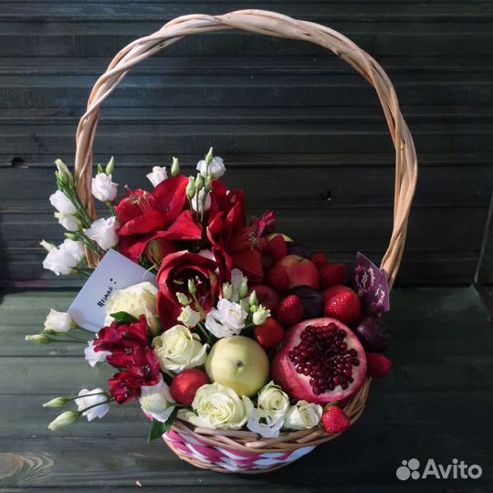 Фруктовая корзина, клубника, букет из ягод цветы