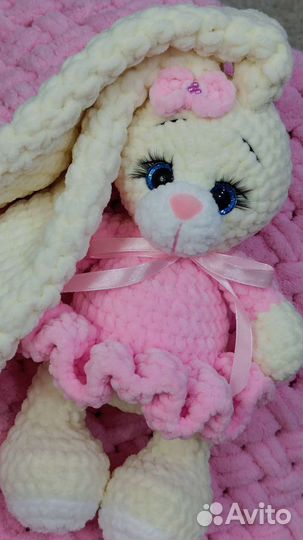 Вязаная зайка (плюшевая игрушка ручной работы)