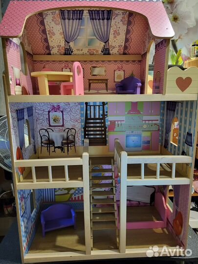 Деревянный кукольный домик с мебелью