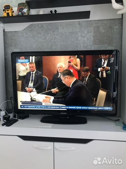 Телевизор Philips 106см