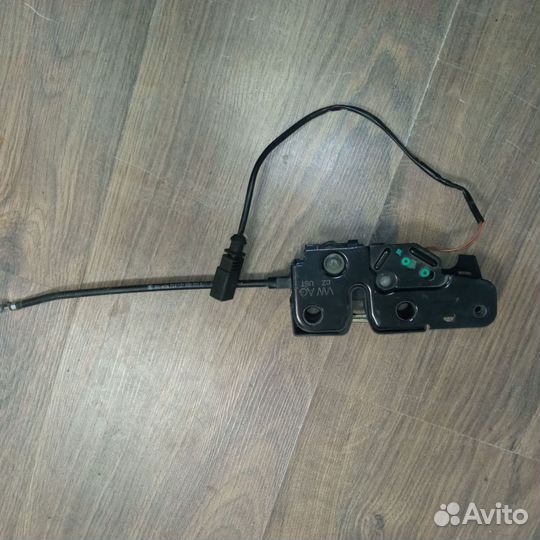 Замок капота