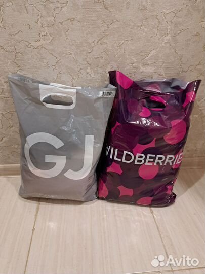 Два пакета вещей для девушки