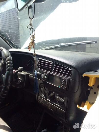 Volkswagen Golf 1.8 AT, 1996, битый, 200 000 км