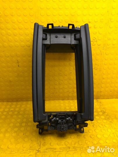 Б/У подлокотник В хорошем состоянии, оригиналnnУ