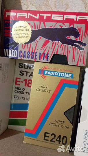 Видеокассеты с фильмами, музыкой