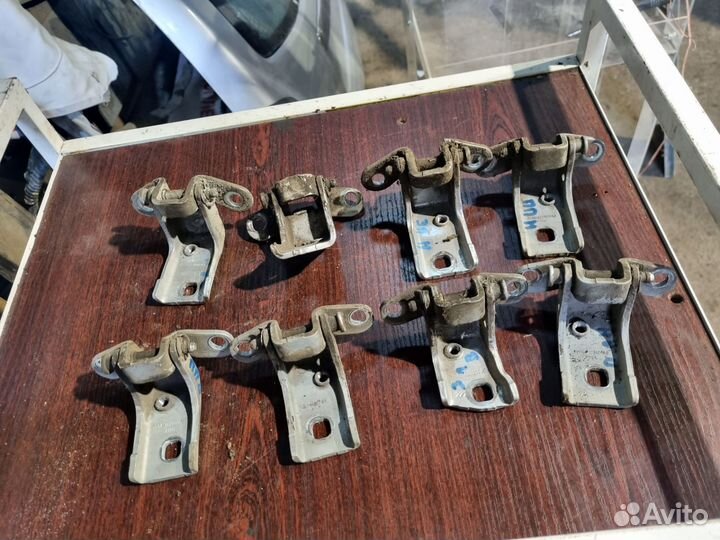 Петля двери Mazda Tribute