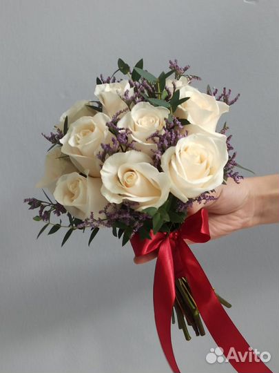 Свадебный букет из роз с лимониумом и эвкалиптом