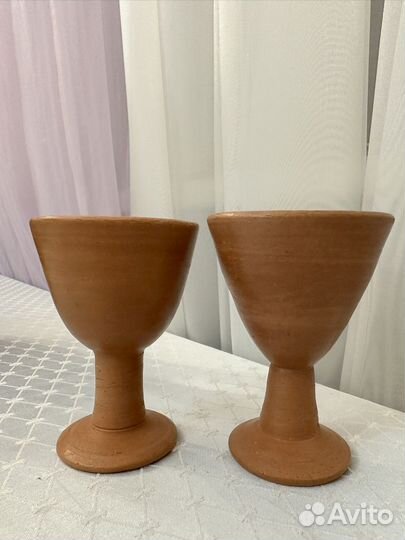 Глиняный кувшин с глиняными бокалами