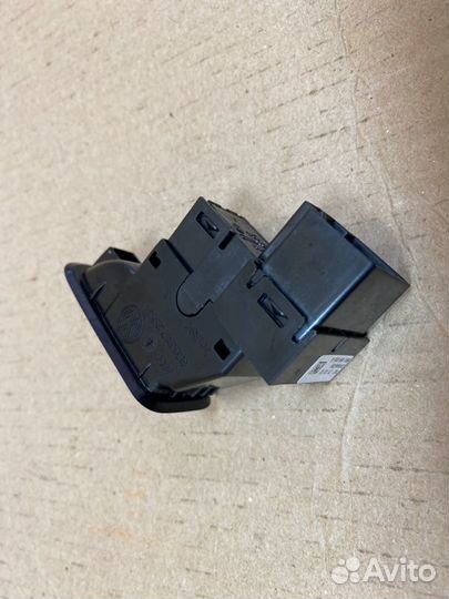 Кнопка стеклоподъемника задняя правая Volkswagen
