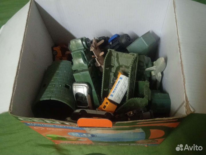Коробка с солдатиками,машинками