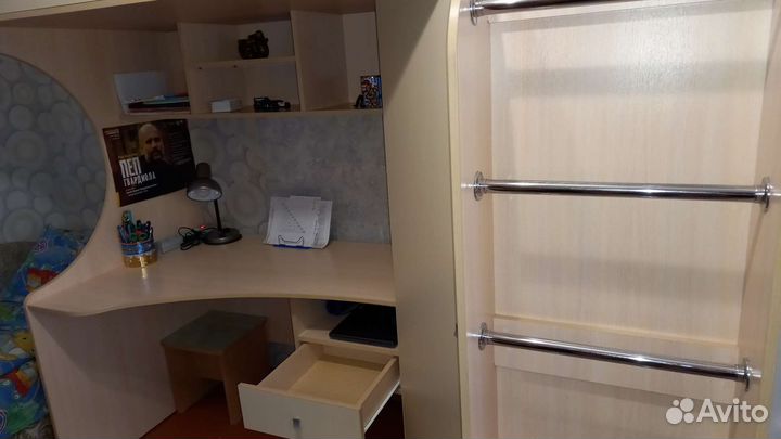 Кровать со встроенным шифанером и столом