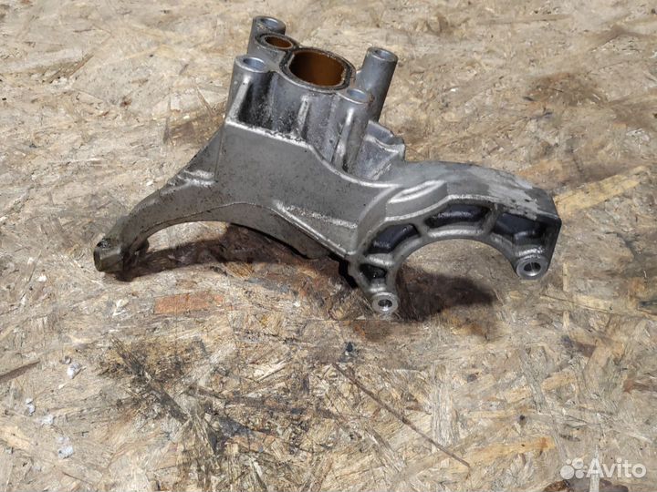 Кронштейн компрессора кондиционера Volkswagen