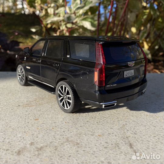 Модель Cadillac Escalade чёрный 5 поколение