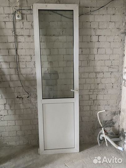 Пластиковые окна и дверь, деревянная оконная рама