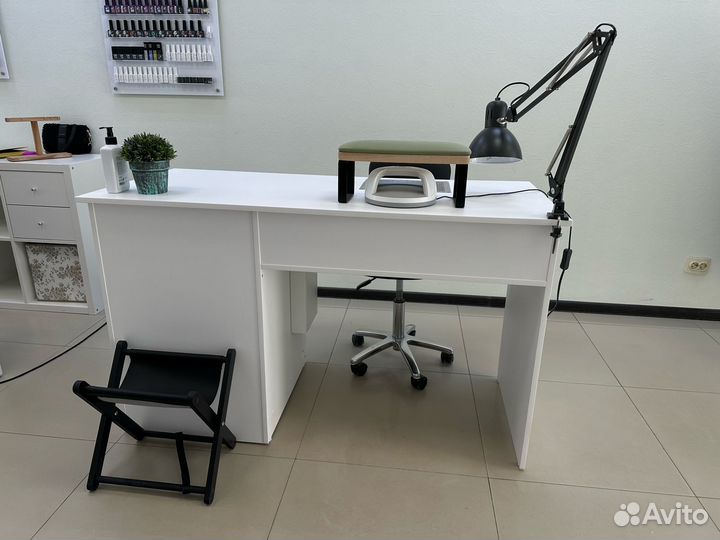 Стол для маникюра с вытяжкой в отличном состоянии