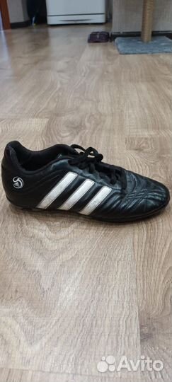 Футбольные бутсы adidas