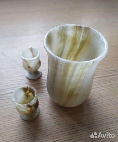 Ваза и рюмки из оникса