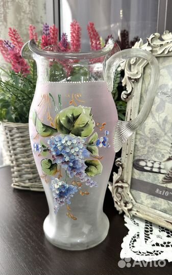 Красивый кувшин