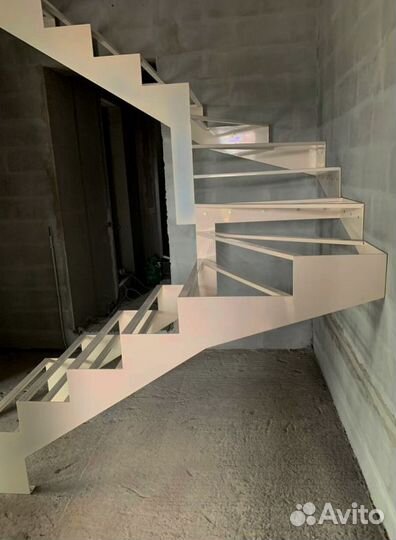 Г-образная лестница с поворотом
