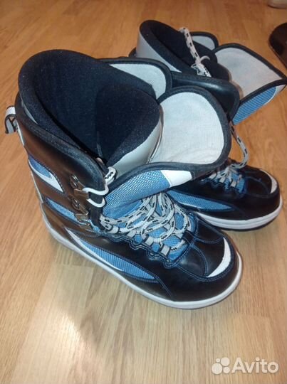 Сноуборд с креплением и ботинками