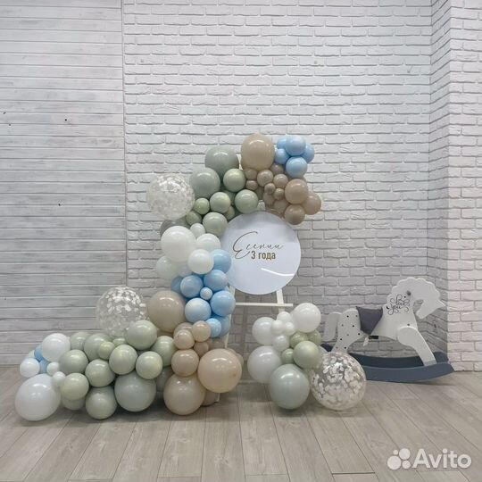 Фотозона с мольбертом и воздушными шарами