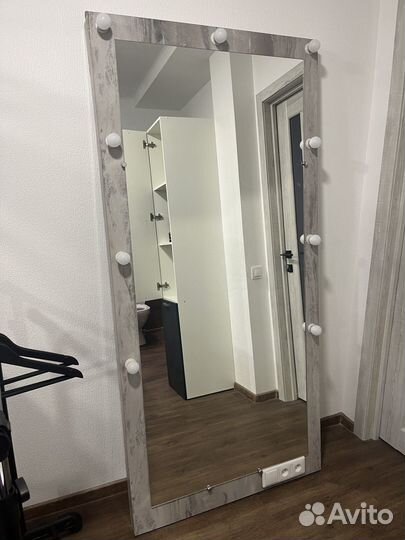 Гримерное зеркало с розетками