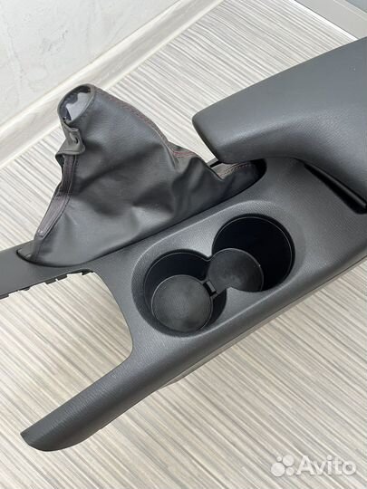 Подлокотник бардачок Mazda Axela