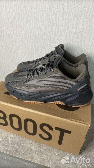 Кроссовки Adidas Yeezy Boost 700 v2 