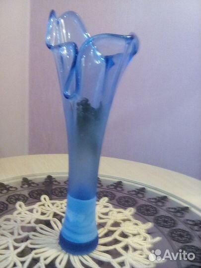Старинная ваза из голубого стекла