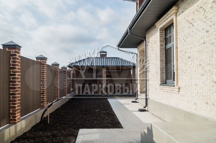 Дом 378,6 м² на участке 8 сот.