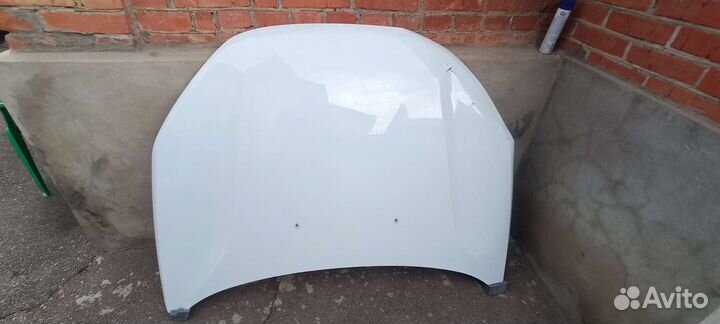 Капот на LADA Vesta