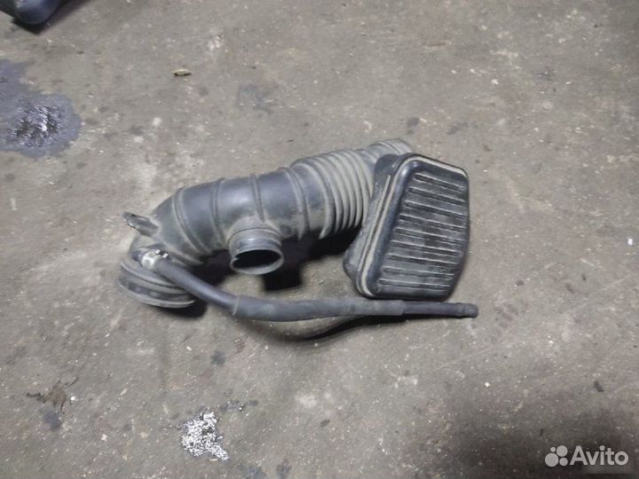 Патрубок воздушного фильтра Mitsubishi Galant 9