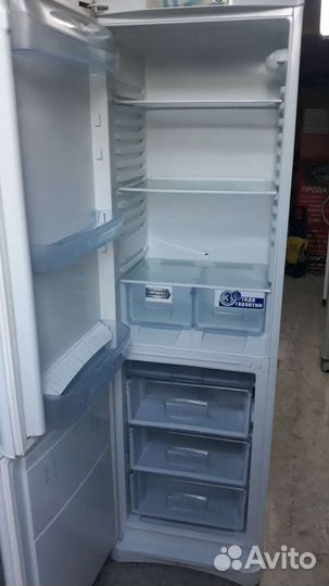 Холодильник Indesit высокий