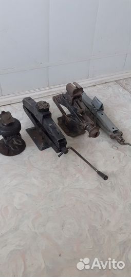 Домкрат подкатной