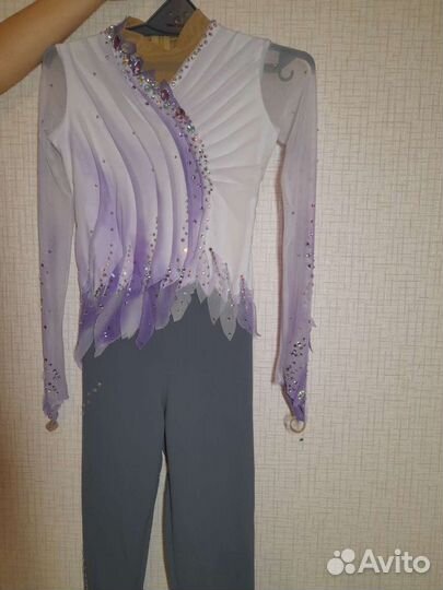 Костюм для выступлений по фигурному катанию