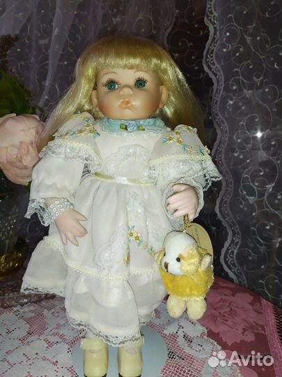 Кукла фарфоровая