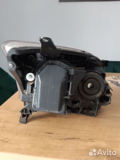 Фара передняя левая Тойота Авенсис т25 2002-2006