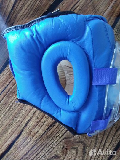 Шлем и перчатки для рукопашного боя