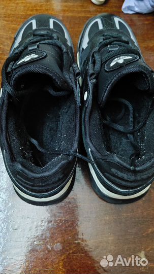 Продам две пары кроссовок,новое