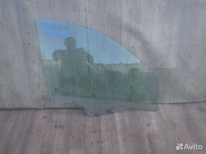 Стекло двери передней правой №178 Logan 2011