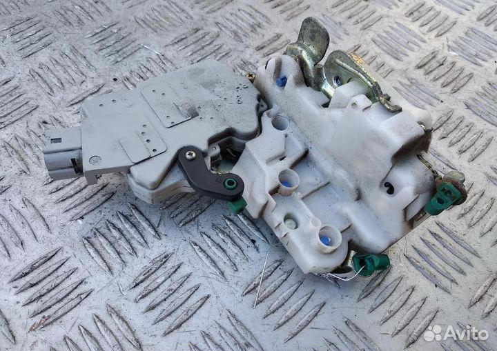 Активатор замка двери Nissan Primera