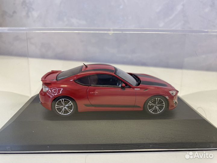 Модель авто toyota gt86 в масштабе 1/43