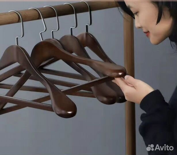 Вешалки плечикм деревянные широкие