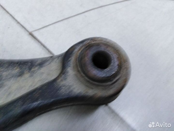 Рычаг задний верхний правый 31202764