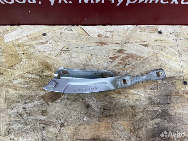 Петля капота правая Renault Sandero Stepway