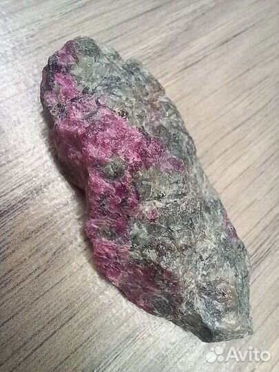 Эвдиалит в пегматите (Лопарская кровь)