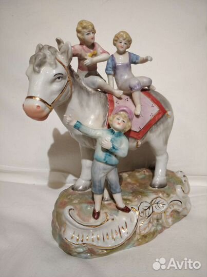 Фарфоровая статуэтка Дети на лошадке